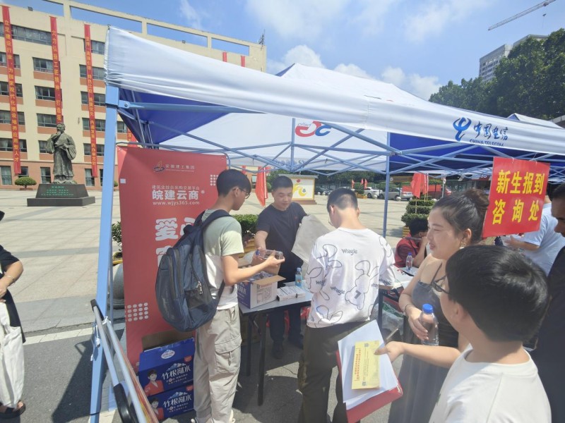 “金秋助学”皖建云商助力安徽拉菲国际技师学院开学迎新_副本.jpg