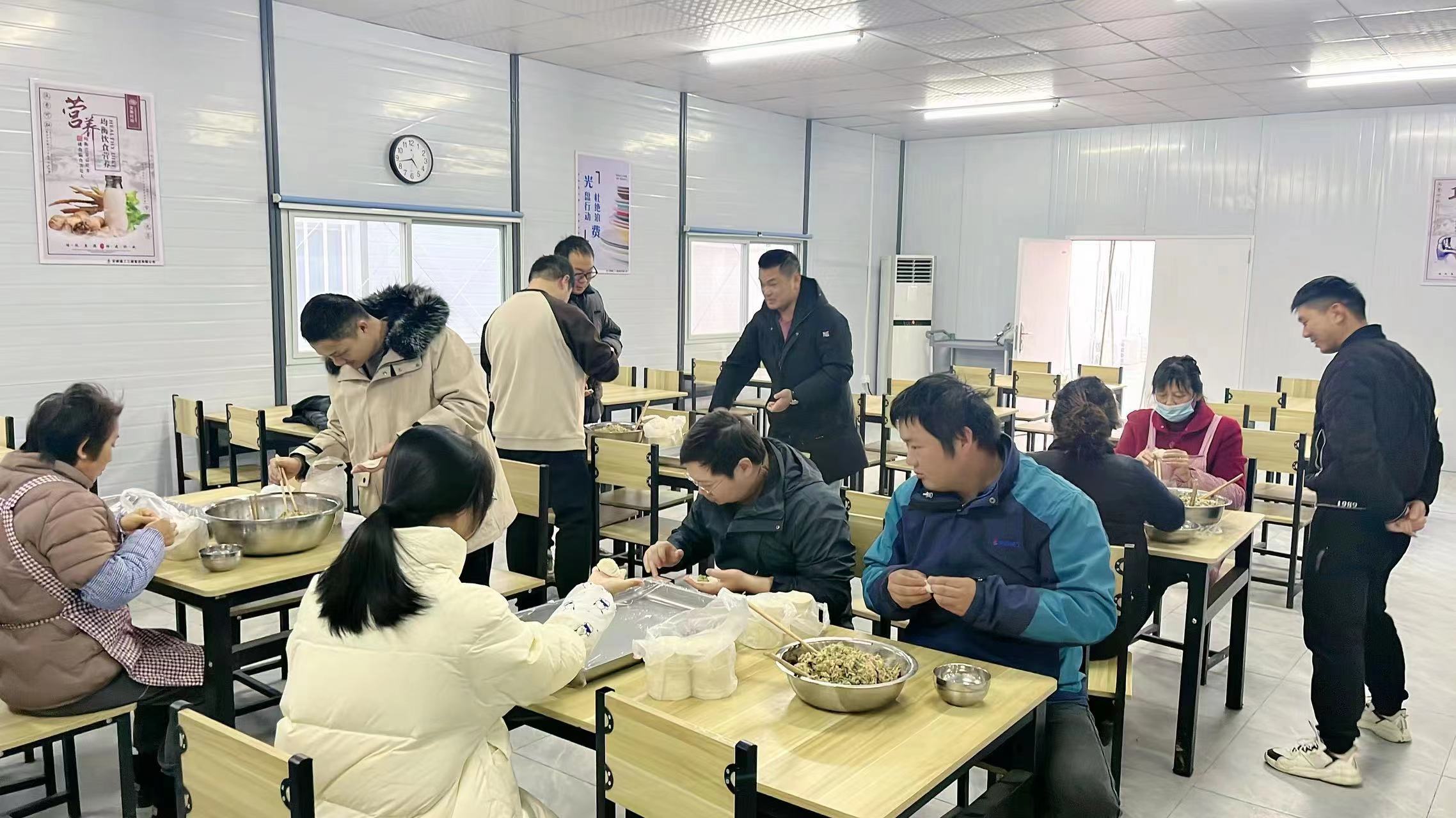 云河湾项目其乐融融，，，，，，，，大家一起吃冬至饺子，，，，，，，，准备了饺子皮40多斤、肉40多斤、蔬菜若干，，，，，，，，下午不忙的同志一起包饺子大约有20多人，，，，，，，，党员同志4人，，，，，，，，晚上聚餐大约40人。。。。。。。.jpg