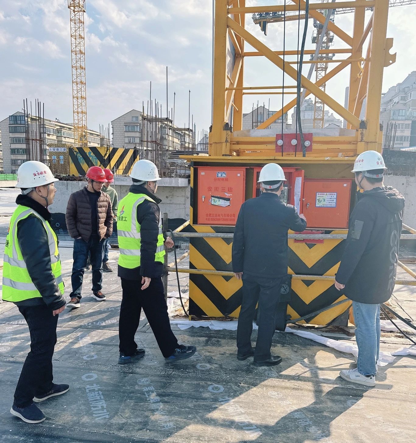 2月18日，，，，，，，一分公司领导带队对王卫片区城市更新总承包项目施工现场临时用电、大型设备、安全防护等情况进行了深入检查，，，，，，，并对下一步计划及要求作出详细安排，，，，，，，要求项目全员、全面、全力进入工作状态，，，，，，，以开工即决战的心态，，，，，，，抓实抓细安全、质量管理，，，，，，，强控风险，，，，，，，明确目标任务，，，，，，，确保项目按计划节点顺利推进。。。。。.png