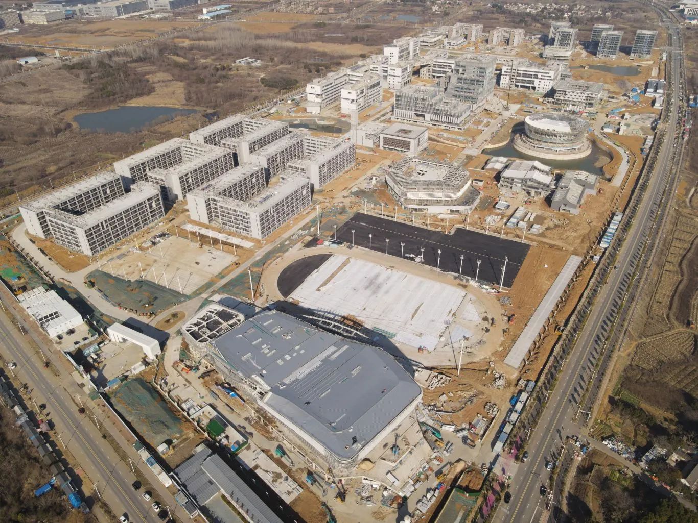 为确保春节后复工复产工作安全有序进行，，，，，，，装饰公司合肥理工学院项目开展复工复产会及安全教育培训。。。。。同时对生活区、施工现场材料、库房等位置进行重点检查。。。。。截至目前，，，，，，，项目圆满完成了主体结构封顶、砌体及二次结构完成等施工节点。。。。。现已全面进入幕墙及精装饰施工阶段，，，，，，，目前内装饰完成70%，，，，，，，幕墙完成80%。。。。。.jpg