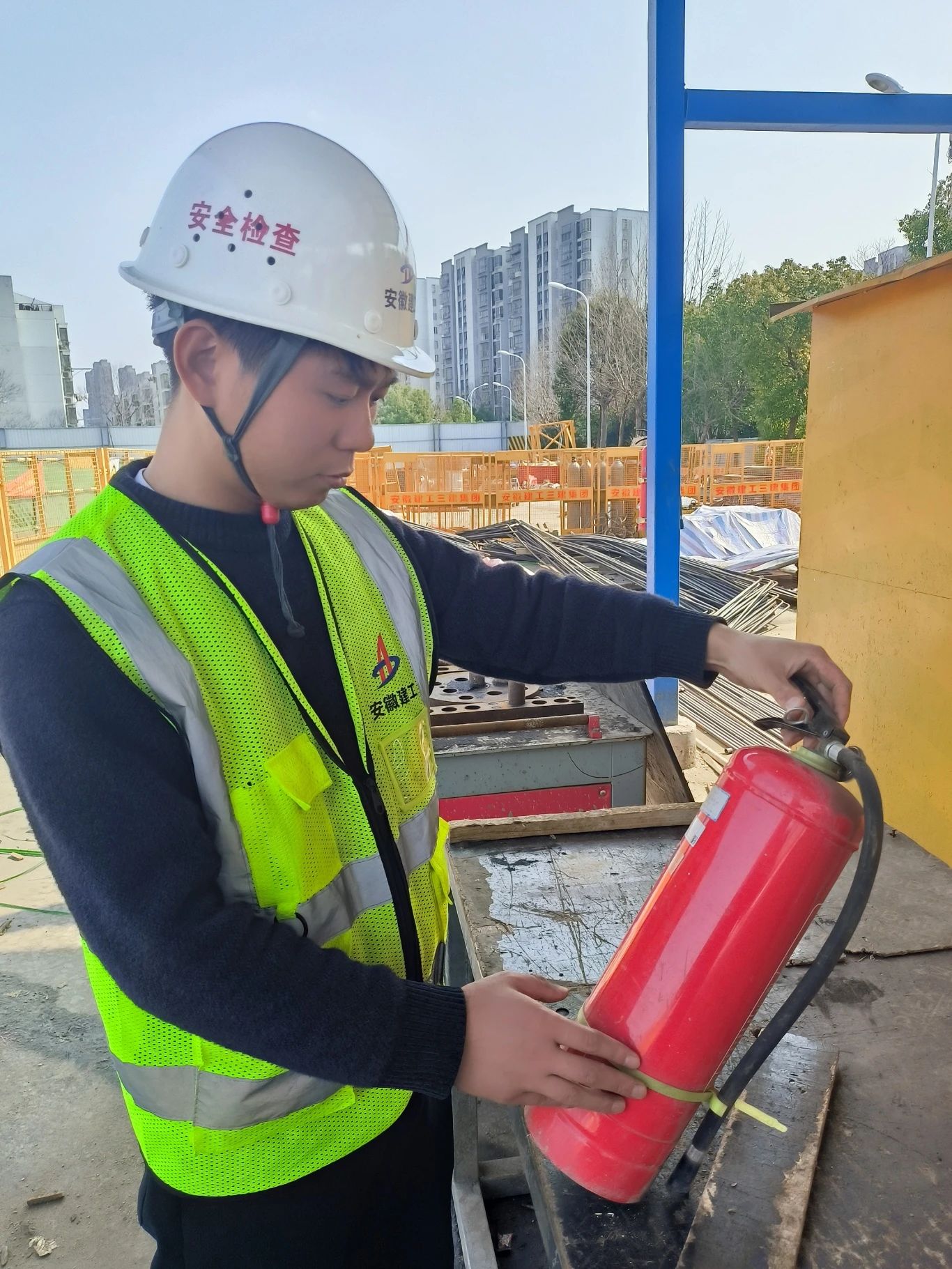 2月18日上午9时，，，，，，，云河湾总承包工程联合监理单位、建设单位对现场进行复工检查，，，，，，，打响春节后复工复产第一枪。。。。。为了做好复工复产工作，，，，，，，项目部从以下四个方面开展工作。。。。。一是对进场的工人进行全面三级安全教育和开展复工复产安全交底会，，，，，，，加强安全防范工作。。。。。二是对现场临时临电百分百调试，，，，，，，为复工复产奠定坚实基础。。。。。三是安全总监带队对所有大型设备检修，，，，，，，彻底消灭安全隐患。。。。。四是项目经理带队所有管理人员走场，，，，，，，强化复工复产思想建设。。。。。.jpg