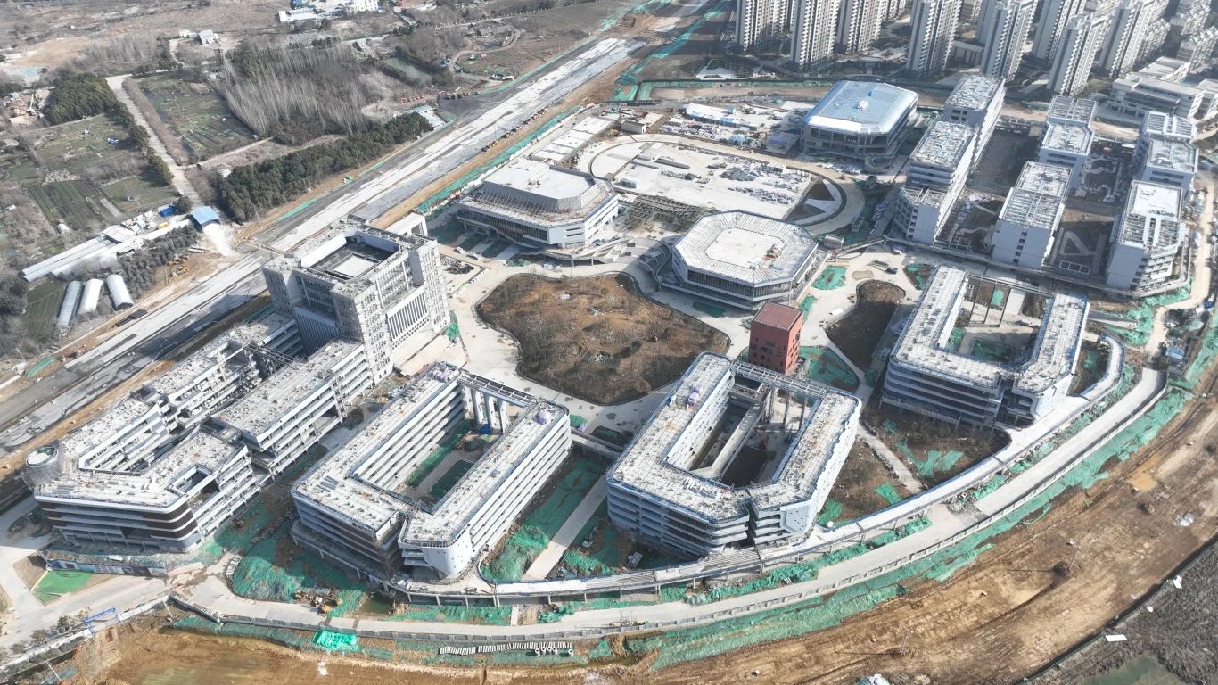 为确保合肥一中淝河校区项目2024年竣工交付节点如期完成，，，，，，，迅速掀起春节后复工即大干劳动热潮，，，，，，，形成一股紧张快干、提速争先的浓厚氛围，，，，，，，2月16日，，，，，，，合肥一中淝河校区项目召开节后复工动员大会。。。。；；；；；；嵘，，，，，，，各部门负责人报告了2023年度收尾工作情况及今年的工作任务，，，，，，，以月、周为时间轴线，，，，，，，明确各目标节点，，，，，，，并以图表的形式对各劳务班组负责人进行全面交底，，，，，，，落实工作目标责任制，，，，，，，做到责任到人，，，，，，，切实做到工作目标化，，，，，，，目标阶段化，，，，，，，阶段具体化，，，，，，，具体责任化。。。。。 (2)_副本.jpg