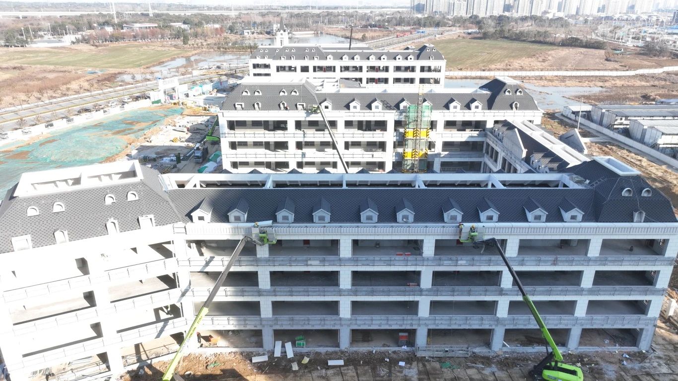 跑好龙年“第一棒”正当其时。。。。。五分公司各项目管理人员积极响应项目建设要求，，，，，，，大年初四全员到岗，，，，，，，召开全体班组复工复产会议，，，，，，，制定了分部分项工程的复工时间节点，，，，，，，为全面复工复产奠定坚实基础。。。。。分公司领导现场检查指导工作，，，，，，，要求项目部全方位安排，，，，，，，提前谋划。。。。。在复工复产的同时要做到全员三级安全教育，，，，，，，杜绝一切盲目不安全的复工复产。。。。。努力营造大干快上局面，，，，，，，工人们在现场干的热火朝天，，，，，，，管理人员也时刻为工人安全生产保驾护航。。。。。.JPG