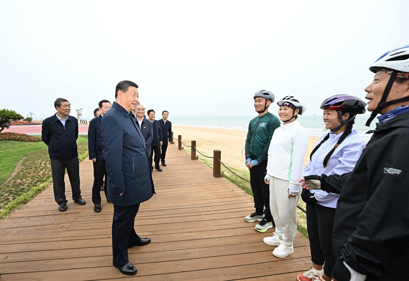 5月22日至24日，，，，，中共中央总书记、国家主席、中央军委主席习近平在山东考察。。。。。。。。这是22日下午，，，，，习近平在日照市阳光海岸绿道同市民亲切交流。。。。。。。。